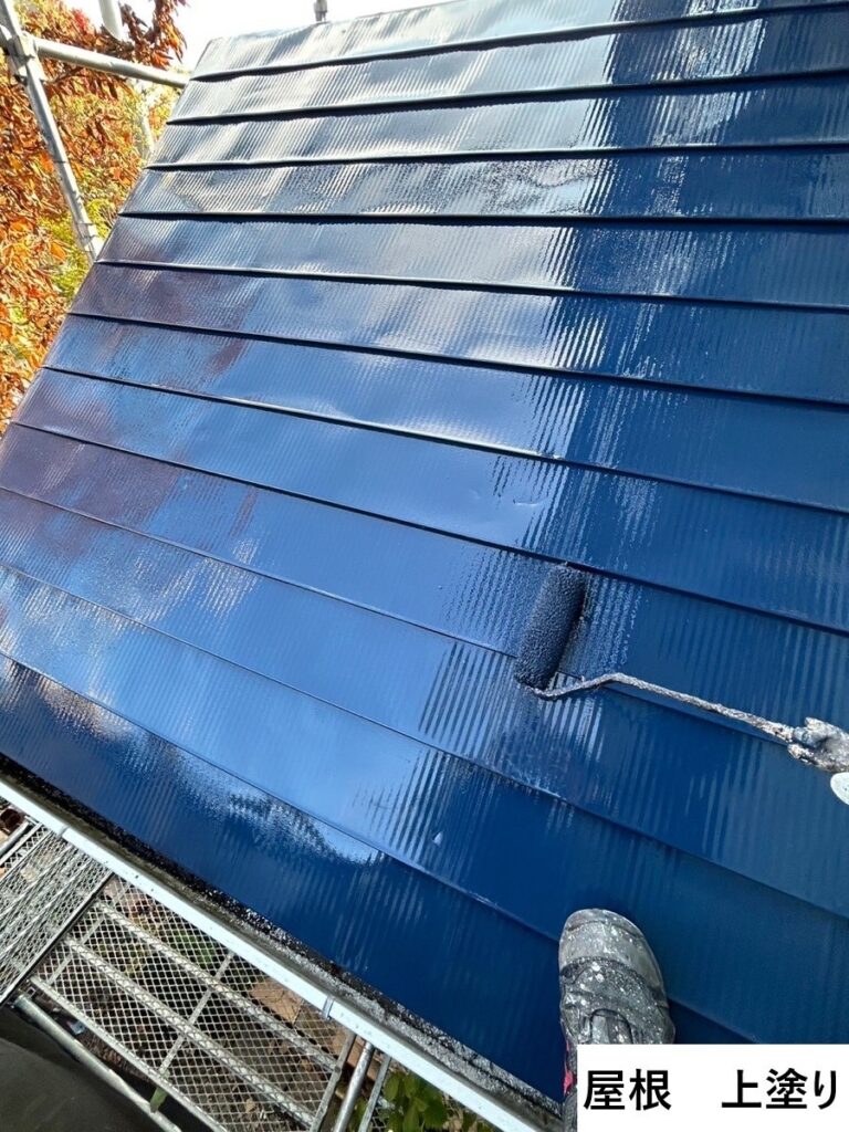屋根の上塗りを行います。<br />
塗膜の劣化の原因となるラジカルを制御することができるため、劣化を防ぐことができ、優れた耐用年数を期待することができます。
